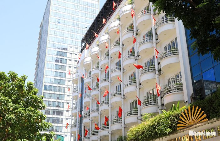 Một tòa nhà ở khu vực phường Hoàn Kiếm rực rỡ sắc cờ Tổ quốc.