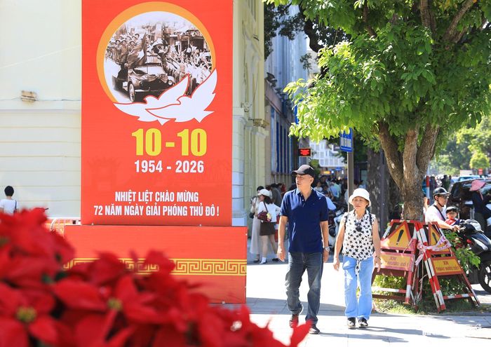 Người dân rảo bước ở khu vực trung tâm thành phố tận hưởng không khí mùa thu dịp kỷ niệm 72 năm Ngày Giải phóng Thủ đô.