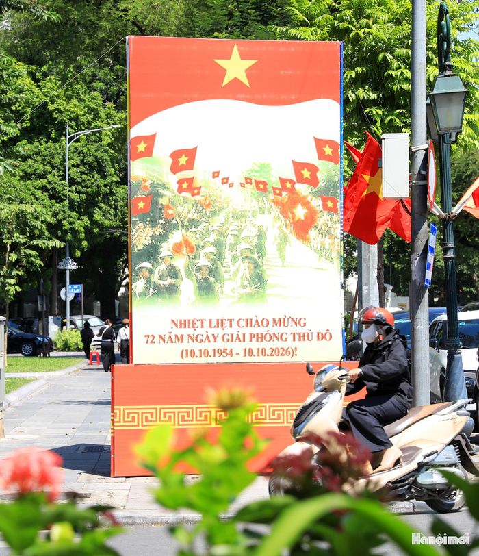 Không khí kỷ niệm thể hiện rõ trên từng tuyến phố qua sắc màu rực rỡ của cờ Tổ quốc, hoa, pa nô...