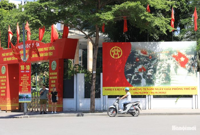 Tấm pa nô cỡ lớn với dòng chữ "Nhiệt liệt chào mừng 72 năm Ngày Giải phóng Thủ đô" tại phường Ô Chợ Dừa.