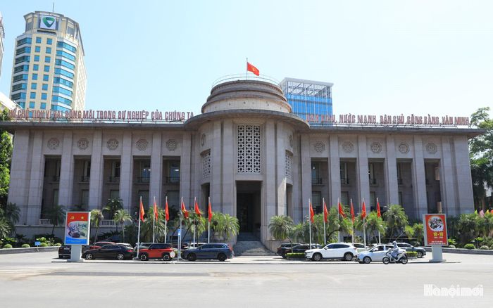 Các tấm pa nô tuyên truyền về ngày lễ lớn của Thủ đô ở khu vực trước cửa trụ sở Ngân hàng Nhà nước Việt Nam.
