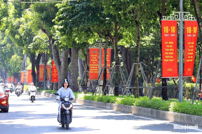 Băng rôn tuyên truyền chào mừng kỷ niệm 72 năm Ngày Giải phóng Thủ đô trên phố Hoàng Diệu (phường Ba Đình).