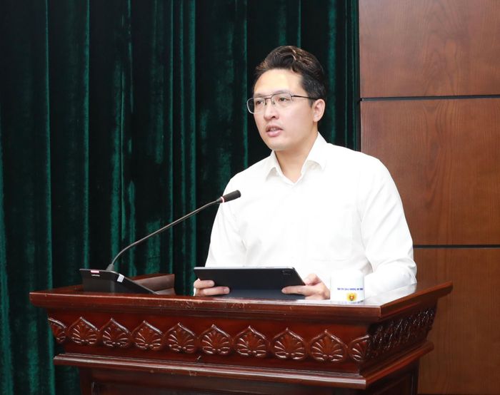 Phó Trưởng ban Quản lý các Khu công nghệ cao và Khu công nghiệp thành phố Hà Nội Đoàn Quý Linh tham luận tại hội nghị. Ảnh: Hồng Thái