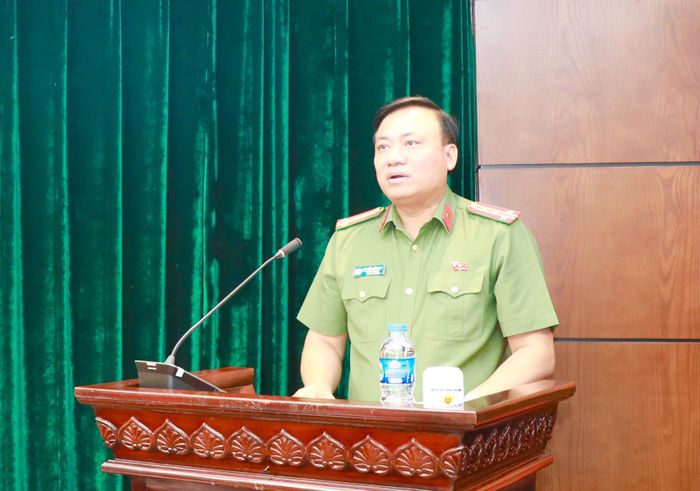Đại tá Nguyễn Tiến Đạt, Phó Giám đốc Công an thành phố Hà Nội báo cáo tại hội nghị. Ảnh: Hồng Thái