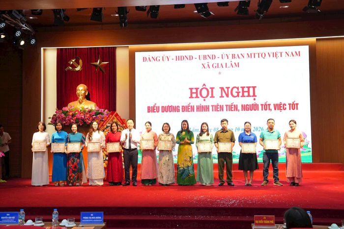Biểu dương các điển hình tiên tiến, người tốt, việc tốt xã Gia Lâm năm 2026. Ảnh: Hoàng Anh
