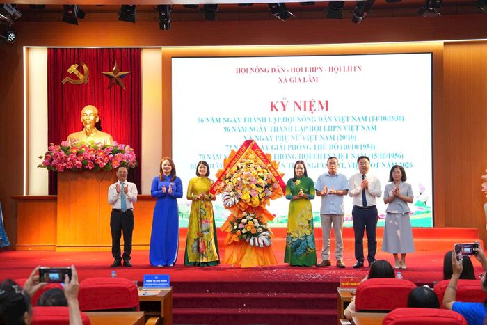 Đại biểu thành phố và lãnh đạo xã Gia Lâm tặng hoa chúc mừng các tổ chức Hội. Ảnh: Hoàng Anh