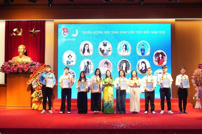 Biểu dương học sinh, sinh viên tiêu biểu xã Gia Lâm năm 2026. Ảnh: Hoàng Anh