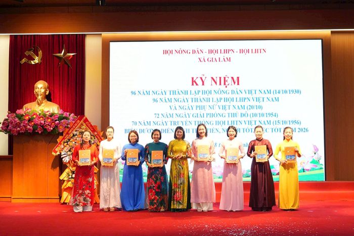 Trao quyết định thành lập các chi hội, mô hình, tổ chức thuộc các tổ chức Hội ở xã Gia Lâm. Ảnh: Hoàng Anh 