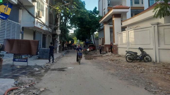Vỉa hè, lòng đường trước cổng trường học nơi có mật độ giao thông cao hiện ngổn ngang. Ảnh: PV