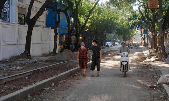 Người dân đi qua khu vực thường xuyên phải đeo khẩu trang để tránh bụi. Ảnh: PV