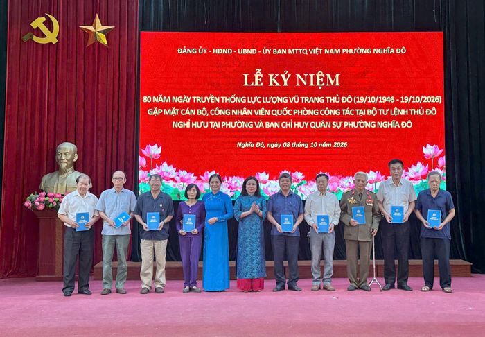 Lãnh đạo phường tặng quà các gia đình chính sách tiêu biểu trên địa bàn. Ảnh: MT