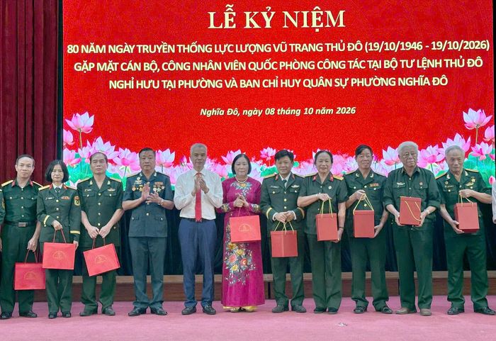 Bí thư Đảng ủy, phường Nghĩa Đô Nguyễn Hồng Sơn trao quà của Bộ Tư lệnh Thủ đô Hà Nội tới các sĩ quan, quân nhân chuyên nghiệp qua các thời kỳ. Ảnh: MT