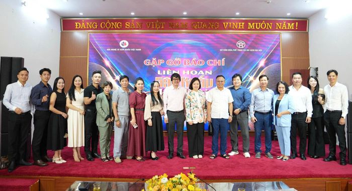 Ban tổ chức và đại diện các đơn vị tham dự liên hoan. Ảnh: Ngọc Tú