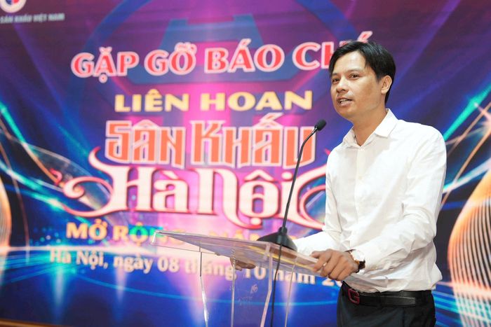 Đại diện Nhà hát Kịch Hà Nội chia sẻ về tác phẩm tham dự liên hoan. Ảnh: Ngọc Tú