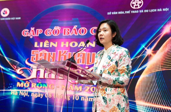 Phó Giám đốc Sở Văn hóa, Thể thao và Du lịch Hà Nội, Trưởng ban tổ chức liên hoan Lê Thị Ánh Mai phát biểu. Ảnh: Ngọc Tú