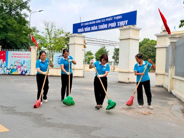 Những tuyến đường được phụ nữ xã Phúc Thịnh quét dọn sạch sẽ. Ảnh: Thanh Hà