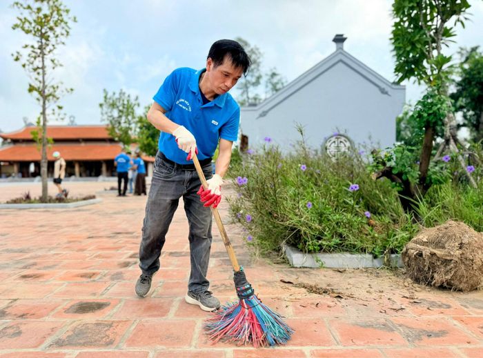 Cùng với việc phát cỏ, trồng hoa, công tác vệ sinh trong đình cũng được tiến hành đồng bộ. Ảnh: Thanh Hà