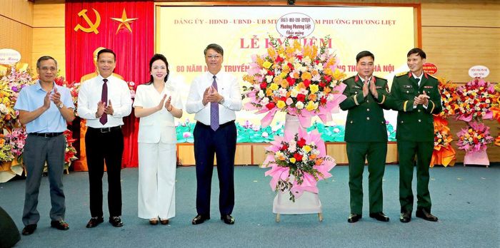 Lãnh đạo Đảng ủy - UBND - Uỷ ban MTTQ Việt Nam phường Phương Liệt chúc mừng Ban Chỉ huy Quân sự phường Phương Liệt nhân dịp kỷ niệm 80 năm Ngày truyền thống của LLVT Thủ đô Hà Nội. Ảnh: PC