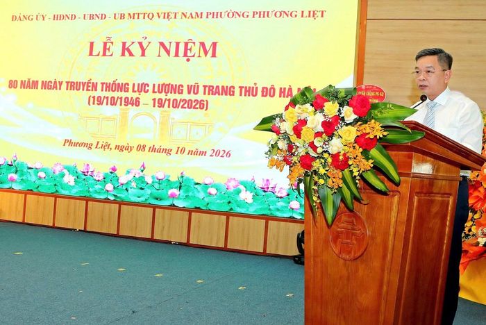 Phó Chủ tịch UBND phường Phương Liệt Nguyễn Kim Sơn phát biểu diễn văn tại buổi lễ. Ảnh: PC