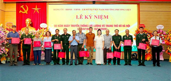 Lãnh đạo phường Phương Liệt tặng giấy khen cho các tập thể, cá nhân có thích tích xuất sắc trong dịp kỷ niệm 80 năm ngày truyền thống LLVT Thủ đô. Ảnh: PC