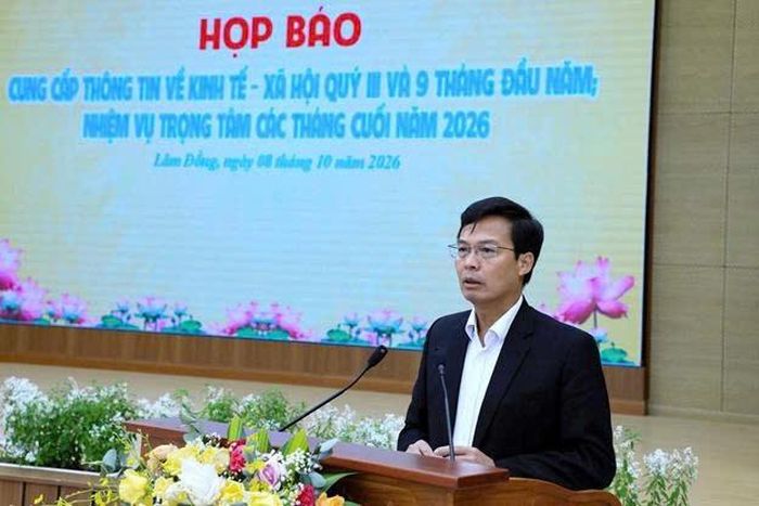 Phó Chủ tịch UBND tỉnh Lâm Đồng Đinh Văn Tuấn phát biểu tại buổi họp báo. Ảnh: PV