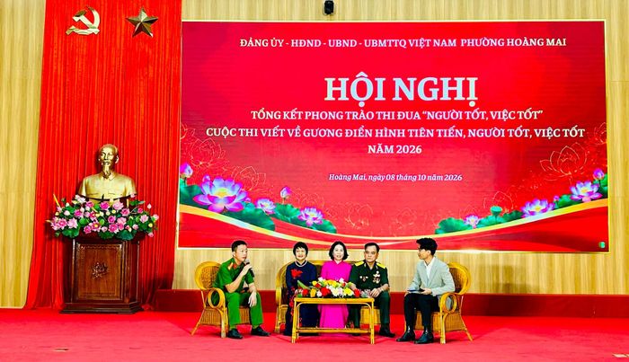 Giao lưu với 4 gương người tốt, việc tốt tiêu biểu tại hội nghị. Ảnh: Trần Oanh.