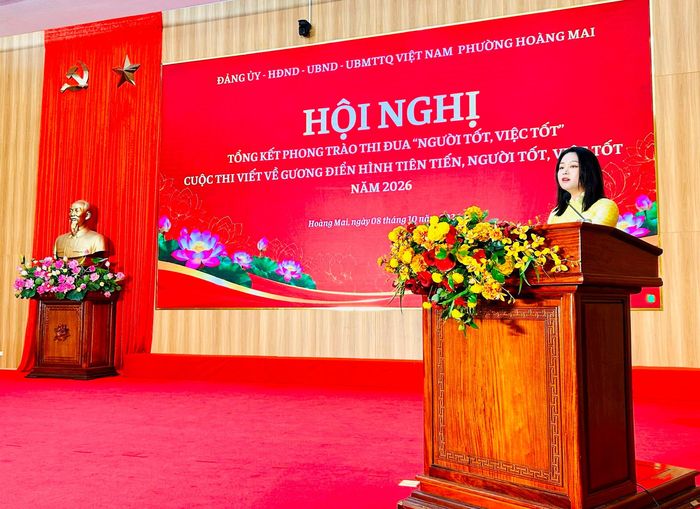 Phó Chủ tịch UBND phường Nguyễn Quỳnh Trang báo cáo kết quả phong trào thi đua “Người tốt, việc tốt” và cuộc thi viết năm 2026. Ảnh: Trần Oanh.