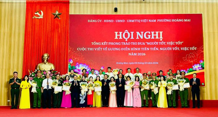 Lãnh đạo phường Hoàng Mai trao danh hiệu “Người tốt việc tốt” năm 2026 cho các cá nhân tiêu biểu. Ảnh: Trần Oanh.