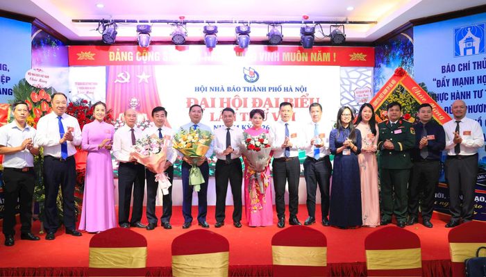 Ra mắt Ban Chấp hành Hội Nhà báo thành phố Hà Nội khóa VIII, nhiệm kỳ 2026 - 2031. Ảnh: Quang Thái.