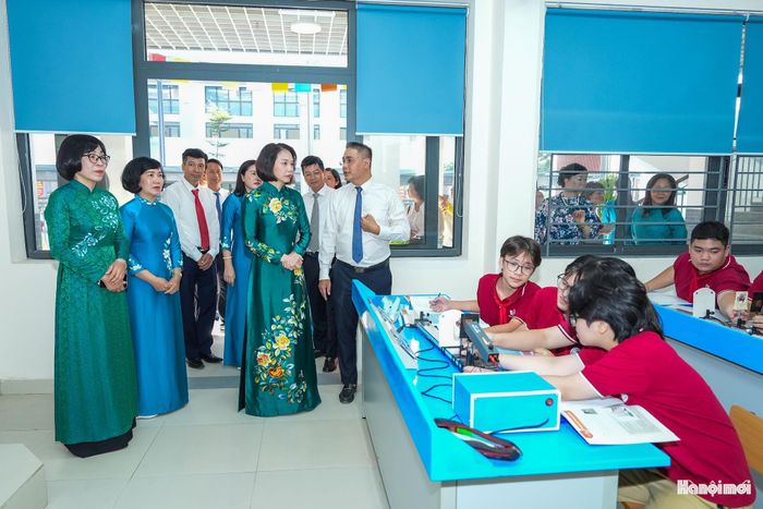 Phó Chủ tịch UBND thành phố Vũ Thu Hà trực tiếp đến bếp ăn, thư viện, phòng tư vấn học đường và nhiều khu vực chức năng của trường.