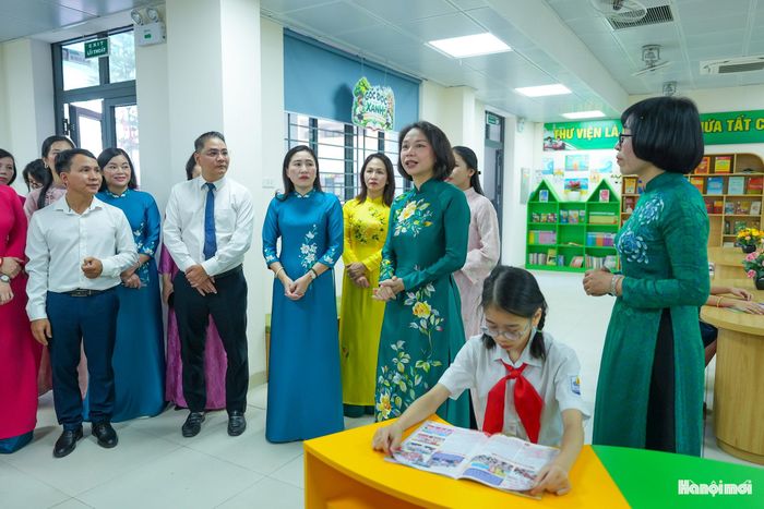Phó Chủ tịch UBND thành phố Vũ Thu Hà đề nghị tập thể cán bộ, giáo viên, học sinh nhà trường tiếp tục giữ gìn cơ sở vật chất, khai thác hiệu quả các hạng mục đã được đầu tư, qua đó phục vụ tốt hơn công tác dạy và học.