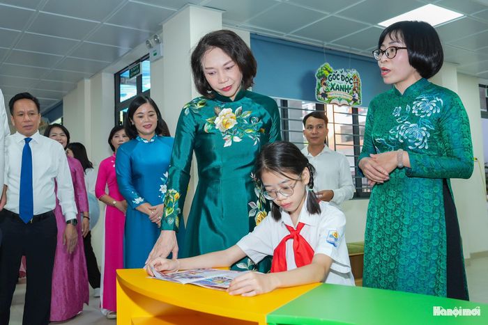 Phó Chủ tịch UBND thành phố Vũ Thu Hà bày tỏ vui mừng trước diện mạo mới của nhà trường. Từ những không gian học tập, đọc sách đến khu vực phục vụ bán trú, tư vấn học đường, các hạng mục được đầu tư đã góp phần tạo môi trường giáo dục thuận lợi, thân thiện hơn cho học sinh.