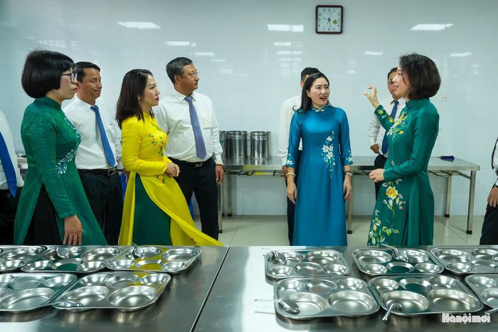 Khối phòng học được cải tạo, gia cố kết cấu, nâng từ 4 tầng lên 5 tầng; thay mới hệ thống cửa, điện và sơn sửa. Khối bếp và đa năng cũng được cải tạo, mở rộng, đáp ứng yêu cầu tổ chức bán trú và các hoạt động thể chất.