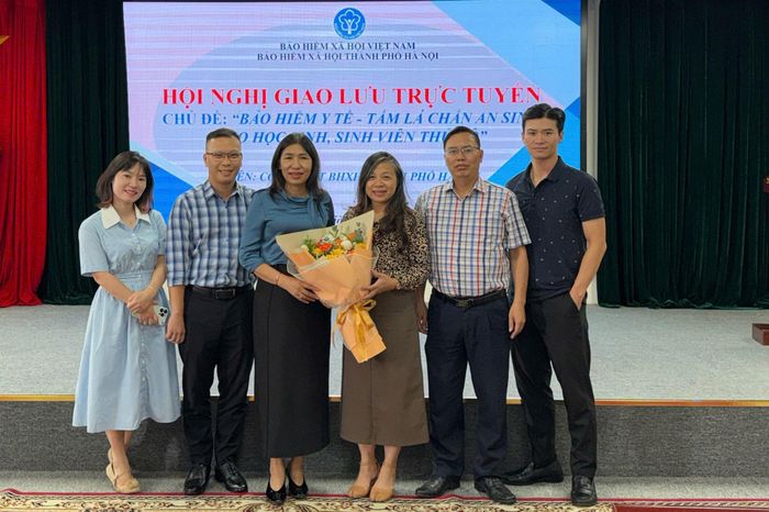 Phó Giám đốc BHXH thành phố Hà Nội Nguyễn Thị Bích Liên (thứ ba từ trái sang) tặng hoa các chuyên gia tham gia giải đáp tại Chương trình. Ảnh: PV