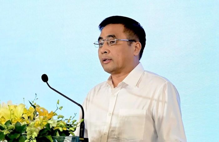 Thứ trưởng Bộ Nông nghiệp và Môi trường Nguyễn Quốc Trị phát biểu khai mạc diễn đàn quốc tế về chuỗi giá trị cây keo bền vững. Ảnh: Kiều Chi.