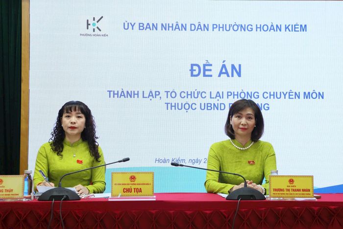 Phó Bí thư Thường trực Đảng ủy, Chủ tịch HĐND phường Hoàn Kiếm Trương Thị Thanh Nhàn và Phó Chủ tịch HĐND phường Ngô Hồng Thủy chủ trì kỳ họp. Ảnh: PV