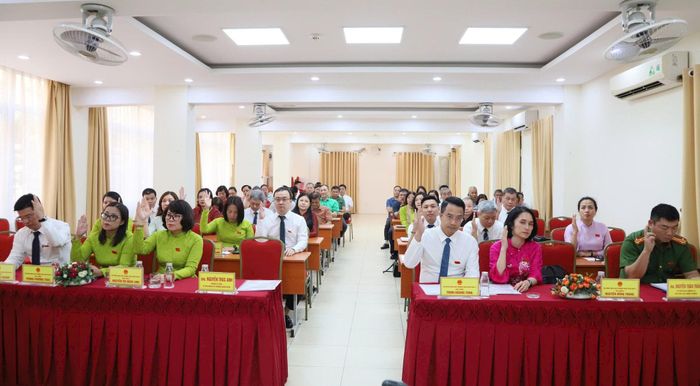 Các đại biểu thông qua nghị quyết tại kỳ họp. Ảnh: PV