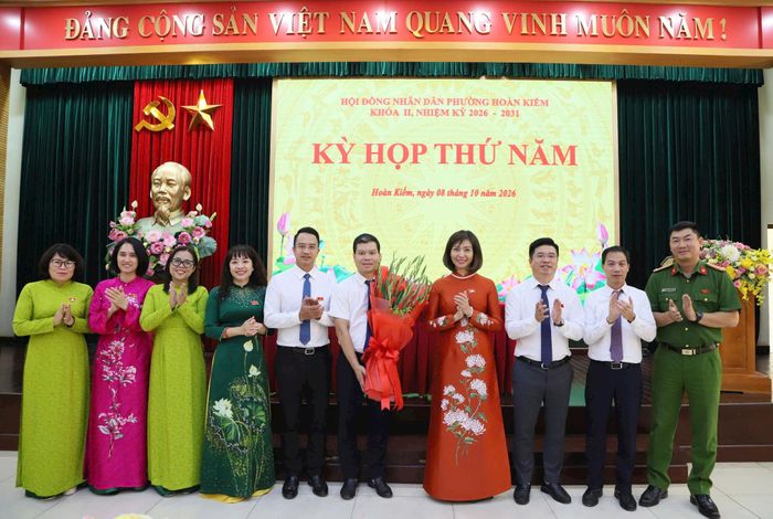 Ban Thường vụ Đảng ủy phường Hoàn Kiếm chúc mừng tân Trưởng ban Kinh tế - Ngân sách HĐND phường Đặng Minh Tuấn. Ảnh: PV