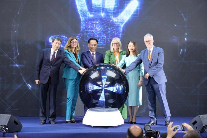 Bộ trưởng Hoàng Minh Sơn và các đại biểu thực hiện nghi thức khai mạc Triển lãm Giáo dục và Công nghệ giáo dục. Ảnh: Moet