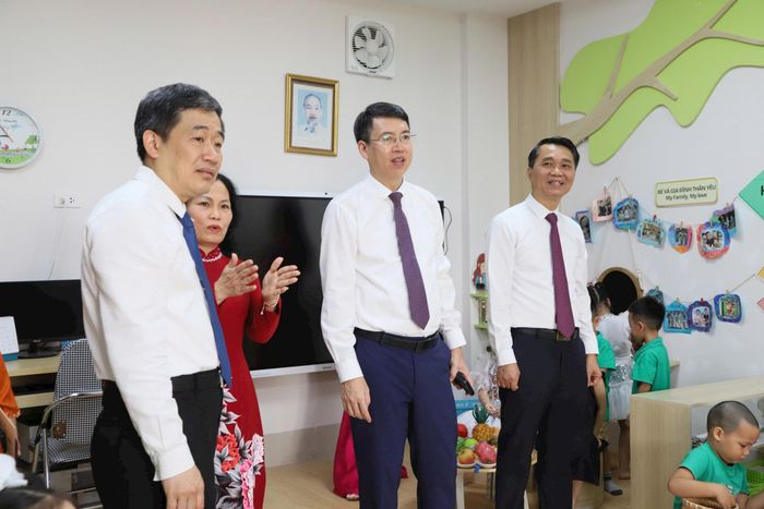 Trưởng Ban Thi đua - Khen thưởng thành phố (Sở Nội vụ thành phố Hà Nội) Nguyễn Công Bằng, Bí thư Đảng ủy, Chủ tịch HĐND phường Cửa Nam Nguyễn Hoàng Trường và Chủ tịch UBND phường Cửa Nam Nguyễn Quốc Hoàn tham quan phòng học mới tại Trường Mầm non Quang Trung. Ảnh: PV