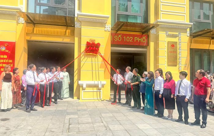 Các đại biểu thực hiện nghi thức gắn biển công trình sửa chữa, cải tạo trụ sở làm việc tại số 102 phố Hai Bà Trưng. Ảnh: PV