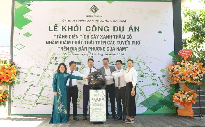 Các đại biểu thực hiện nghi thức khởi công Dự án “Tăng diện tích cây xanh thảm cỏ nhằm giảm phát thải các tuyến phố trên địa bàn phường Cửa Nam”. Ảnh: PV