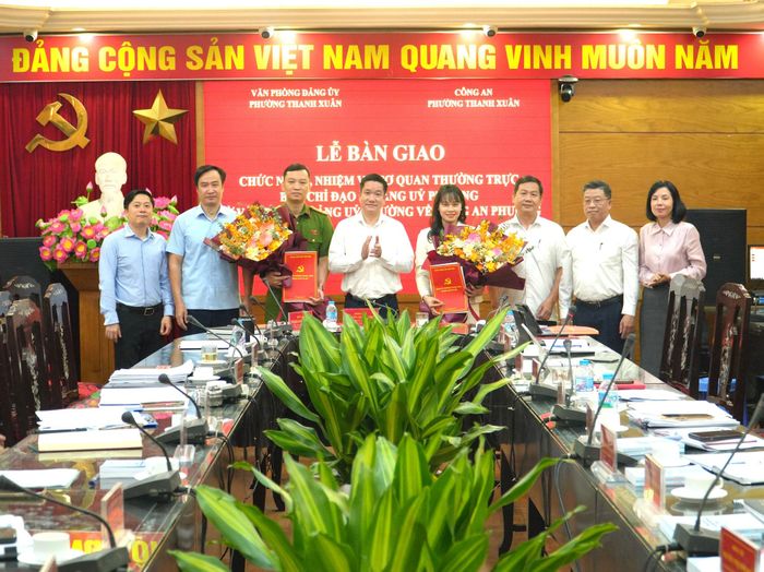 Đại diện Văn phòng Đảng ủy và Công an phường Thanh Xuân ký biên bản bàn giao nhiệm vụ Cơ quan Thường trực Ban Chỉ đạo 57. Ảnh: Tùng Lâm