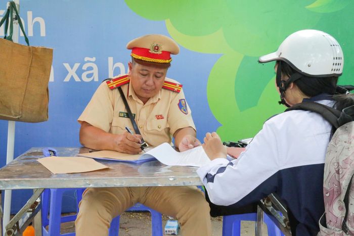 Xử lý kết hợp với tuyên truyền. Ảnh: Bảo Hân