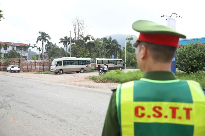 Phối hợp cùng công an xã, phường trong công tác phát hiện ngăn chặn vi phạm. Ảnh: Bảo Hân