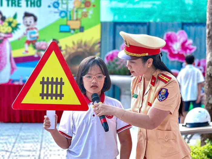 Mục tiên lan toả thông điệp an toàn giao thông. Ảnh: Bảo Hân