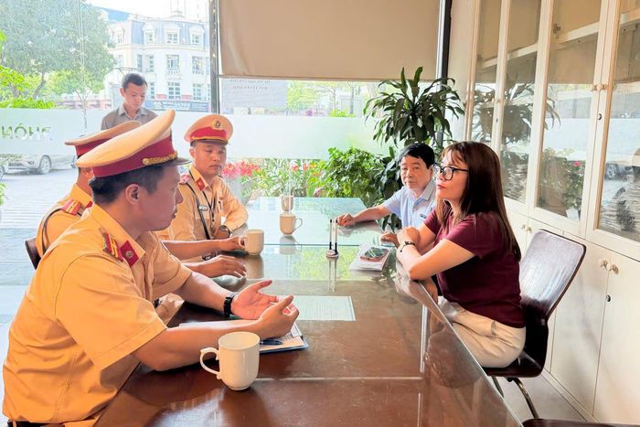 CSGT cùng nhà trường và phụ huynh kết hợp ngăn chặn vi phạm. Ảnh: Bảo Hân