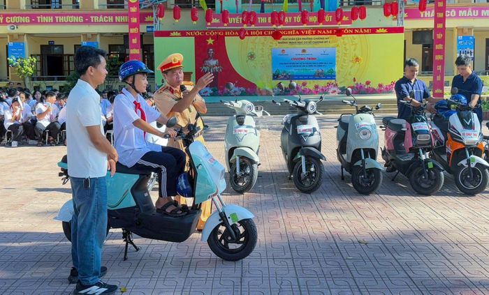 Các em học sinh tiếp xúc những tình huống thực tế. Ảnh: Bảo Hân