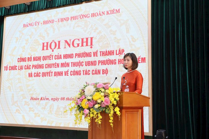 Phó Bí thư Thường trực Đảng ủy, Chủ tịch HĐND phường Hoàn Kiếm Trương Thị Thanh Nhàn phát biểu tại hội nghị. Ảnh: PV