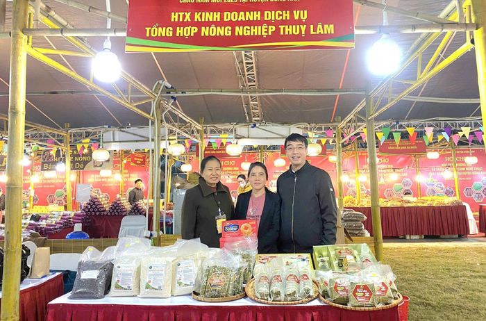 Những sản phẩm bánh chưng, gạo nếp cái hoa vàng Thụy Lâm được trưng bày, giới thiệu tại các hội chợ trên địa bàn xã và thành phố. Ảnh: Thụy Lâm